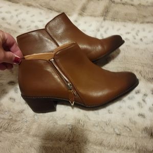 Woman's Vionic Ankle boot 9 W